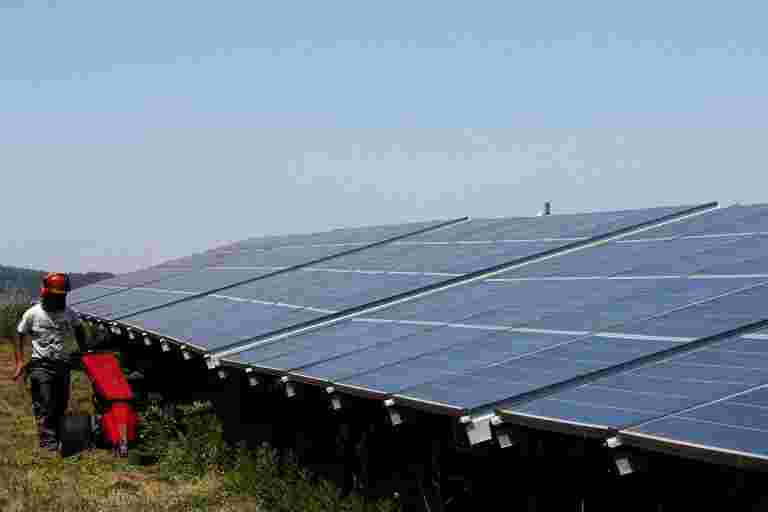 在Adani Green的太阳能项目JV中投资5.1亿美元的5.1亿美元股权