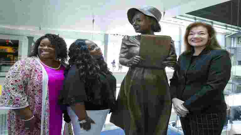 第一个黑色女性白宫记者得到了纽约雕像