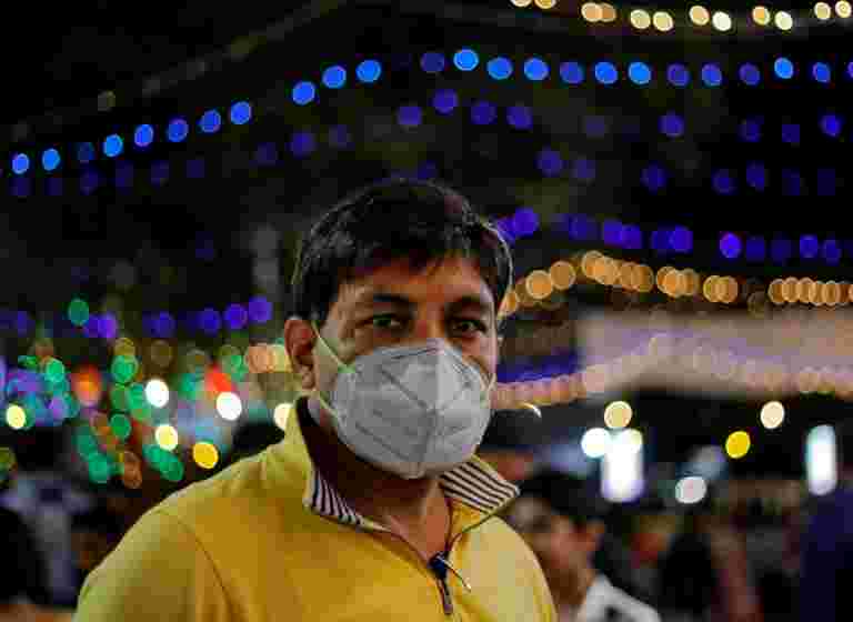 在无拘无束的节日烟花后，德里污染严重导致烟雾毯