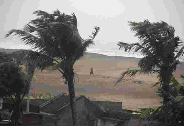 在Odisha的Gopalpur开始，非常严重的飓风'Titli'的登陆过程