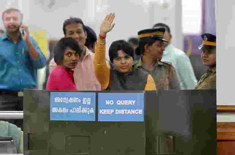 在萨巴加马拉的前所未有的安全，Trupti Desai由于抗议而在高知机场举行