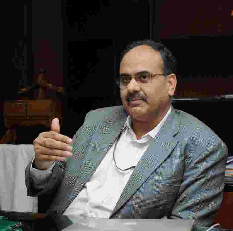 Uidai Ceo Ajay Bhushan Pandey成功Hasmukh Adia担任税务局