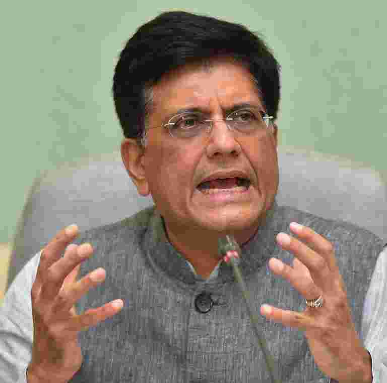 Piyush Goyal说，PM Narendra Modi在Delhi-Varanasi Route上举行的火车18岁