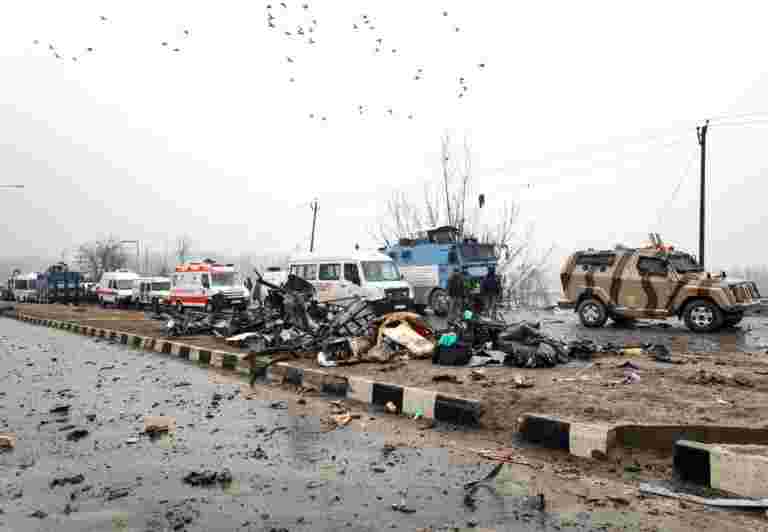 44个CRPF在Kashmir Pulwama的自杀攻击中丧生