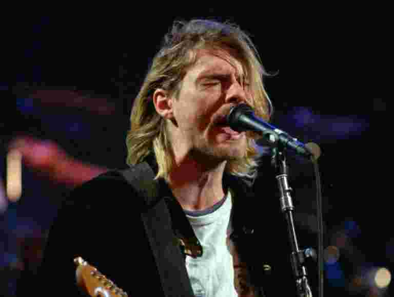 粉丝哀悼垃圾摇滚图标库尔特Cobain死后25年