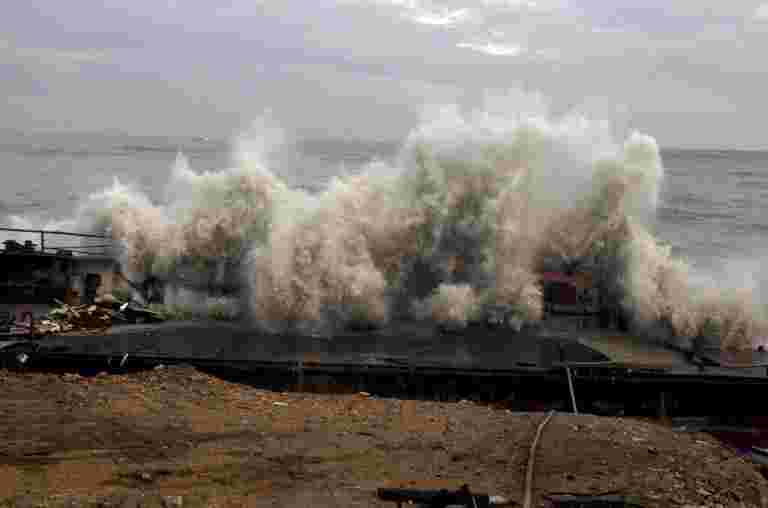 Cyclone Vayu改变了课程，不太可能在Gujarat登陆：IMD.