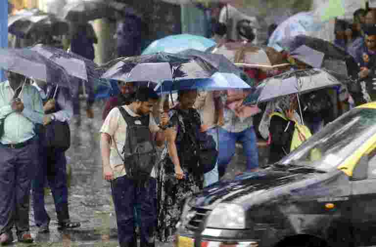 孟买在10年内纪录最高的降雨量;沉重的法术在第4天继续