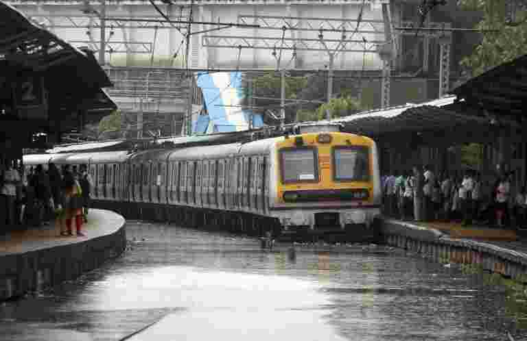 火车服务击中，400艘被船只救出，如下雨镑孟买