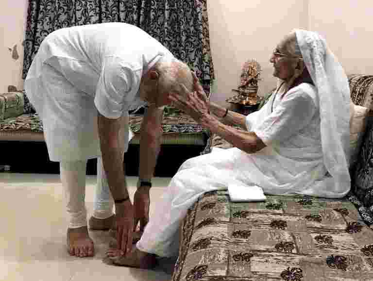 PM Modi与母亲的祝福开始他的第69岁生日