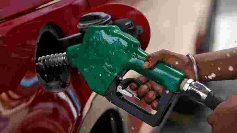 现在税收39％的汽油销售价格的零售价，柴油在德里