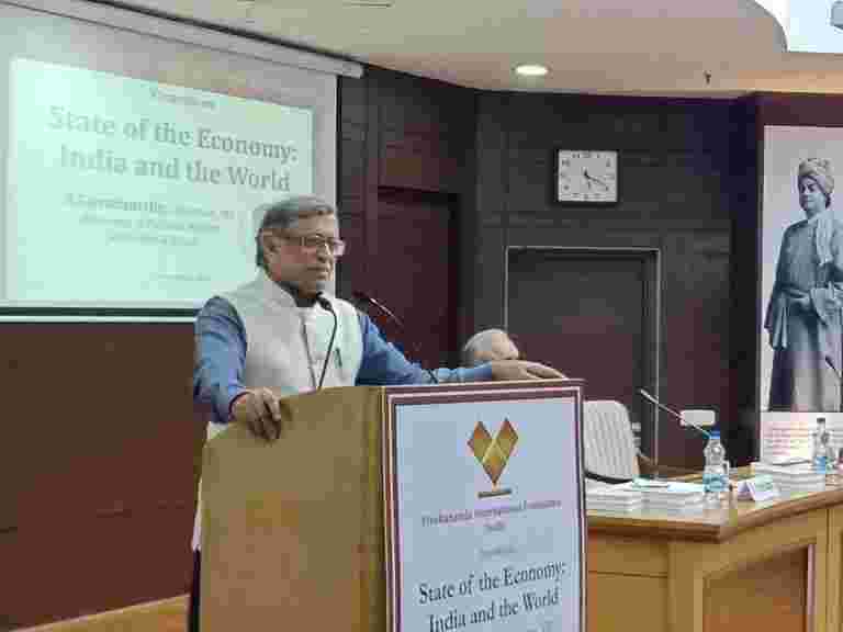 RBI董事会成员S Gurumurthy表示，经济将崩溃，但对于展示来说，对于展示而言