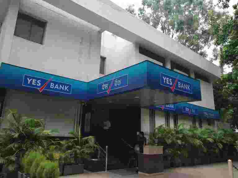 SBI，LIC在GOVT批准的救助部门的BANK中拿起24.5％的股权